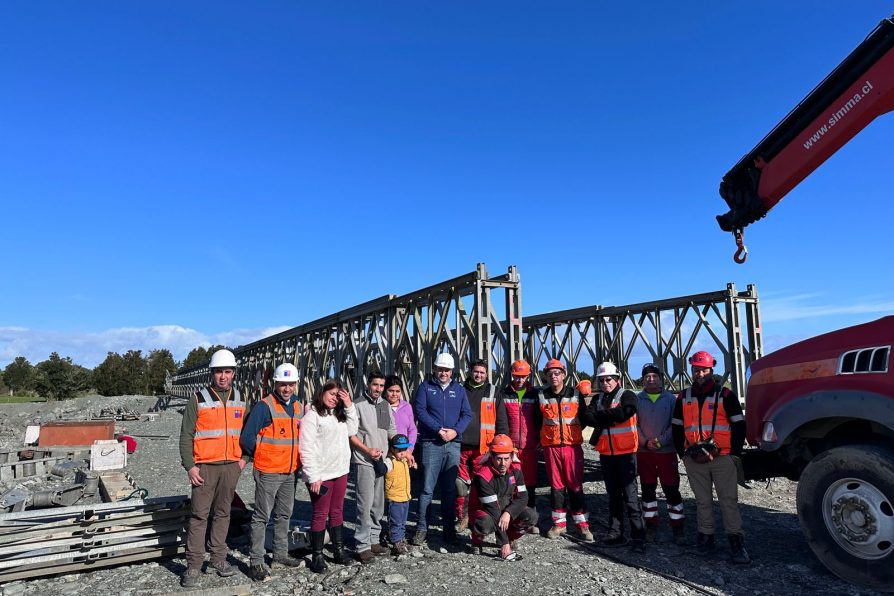 AVANZA LA INSTALACIÓN DE PUENTE MECANO SOBRE RÍO AQUELLÁS 