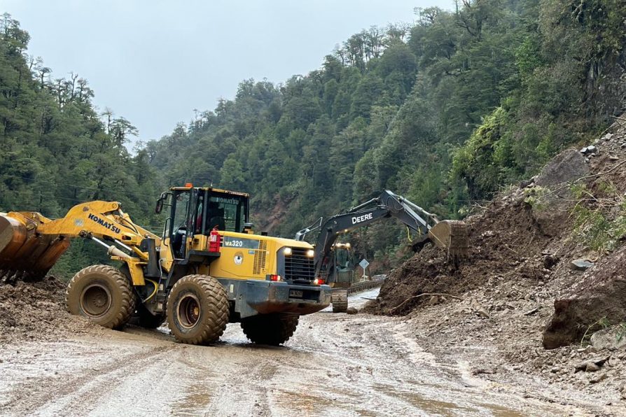 INTENSAS LABORES PARA MANTENER LA CONECTIVIDAD DE RUTA 7 TRAS REMOCIÓN EN MASAS