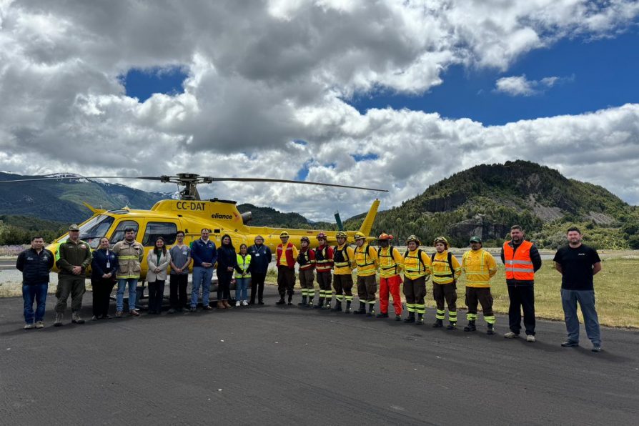 AUTORIDADES PRESENTARON EL PRIMER HELICÓPTERO PARA EL COMBATE DE INCENDIOS DE LA PROVINCIA DE PALENA