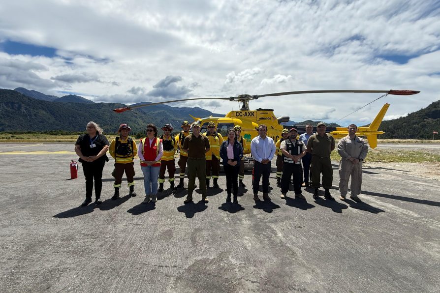 Delegada Presidencial Provincial de Palena da la bienvenida a helicóptero de CONAF para el combate de incendios forestales